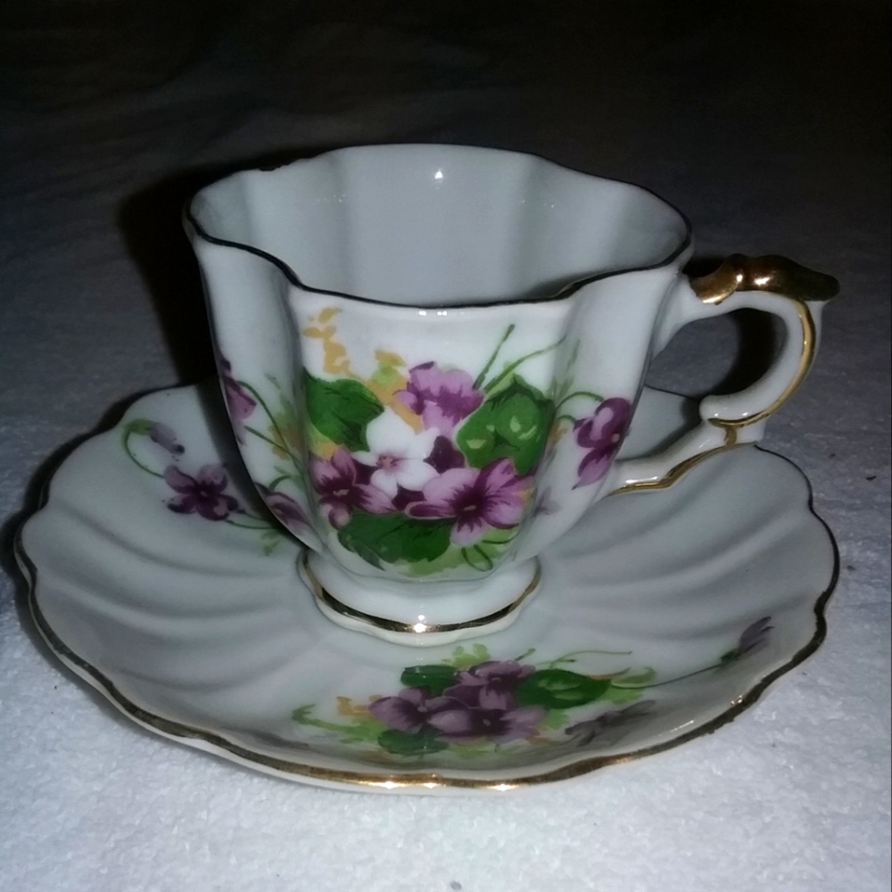 Vintage SAJI Fancy China, cup/saucer made in Japan  purple floral design 💜
